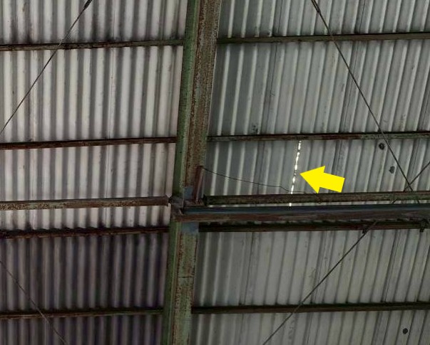 工場屋根　割れ